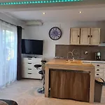 Flat With Sea View Apartman