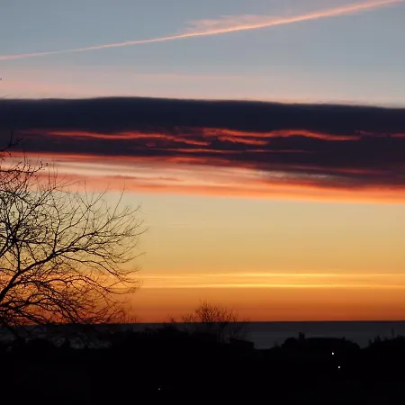 Flat With Sea View 公寓