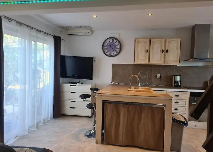 Flat With Sea View 公寓