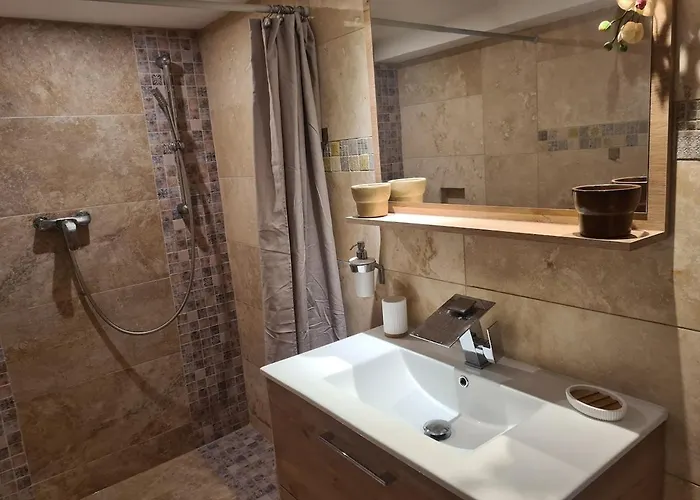 Flat With Sea View * 昂蒂布