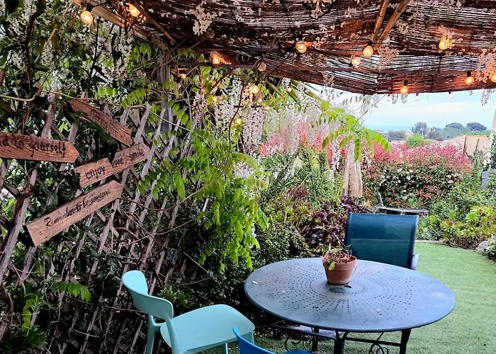 Flat With Sea View 公寓